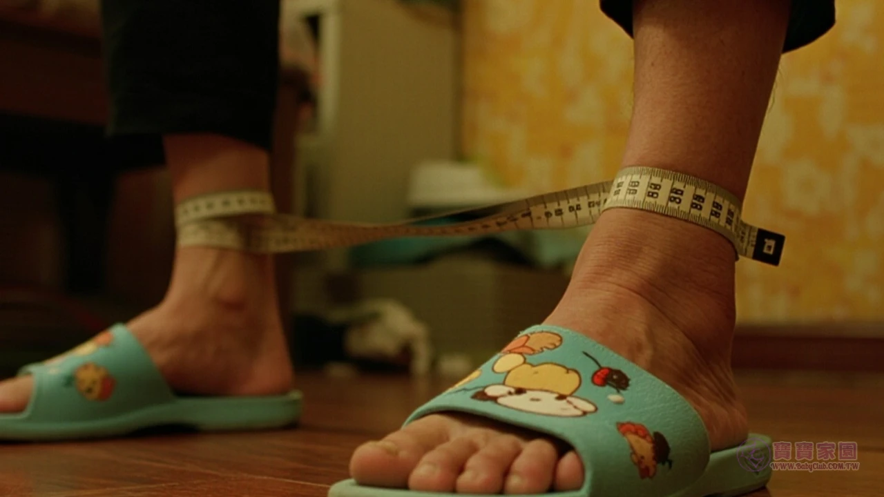 媽媽量測腳部水腫