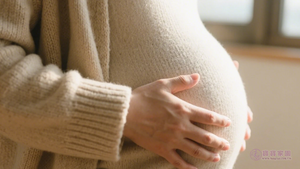 孕婦輕撫腹部特寫