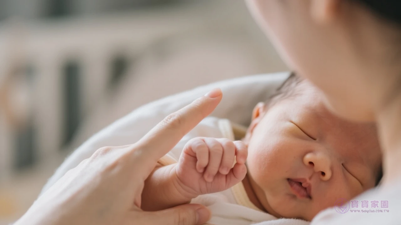 溫馨哺乳場景插圖